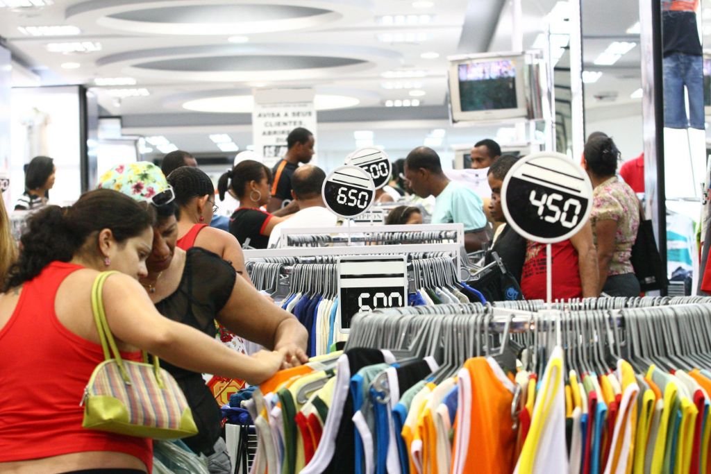 Confiança do Comércio sobe 6,4 pontos em janeiro ante dezembro, afirma FGV