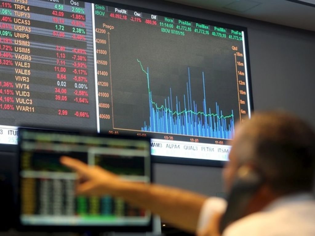 54% DOS COMERCIANTES E PRESTADORES DE SERVIÇOS TEMEM QUE O BRASIL NÃO SAIA DA CRISE EM 2016, APONTA SPC BRASIL