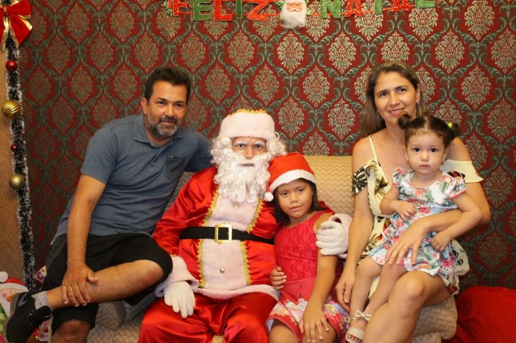O bom velhinho continua recebendo visita em sua casa. E você, já fez a sua?