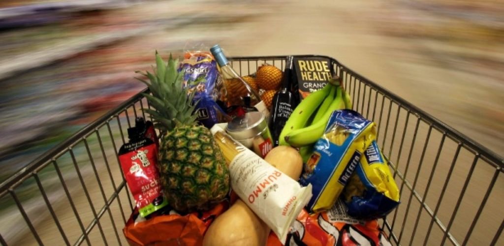 Inflação desacelera para 0,9% em fevereiro; em 12 meses, fica em 10,36%