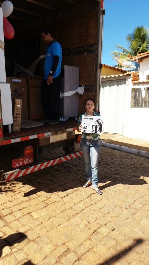 Selma Azevedo recebe em casa os seus prêmios - sorteados no final da campanha Show de Prêmios CDL + Brumado 2017