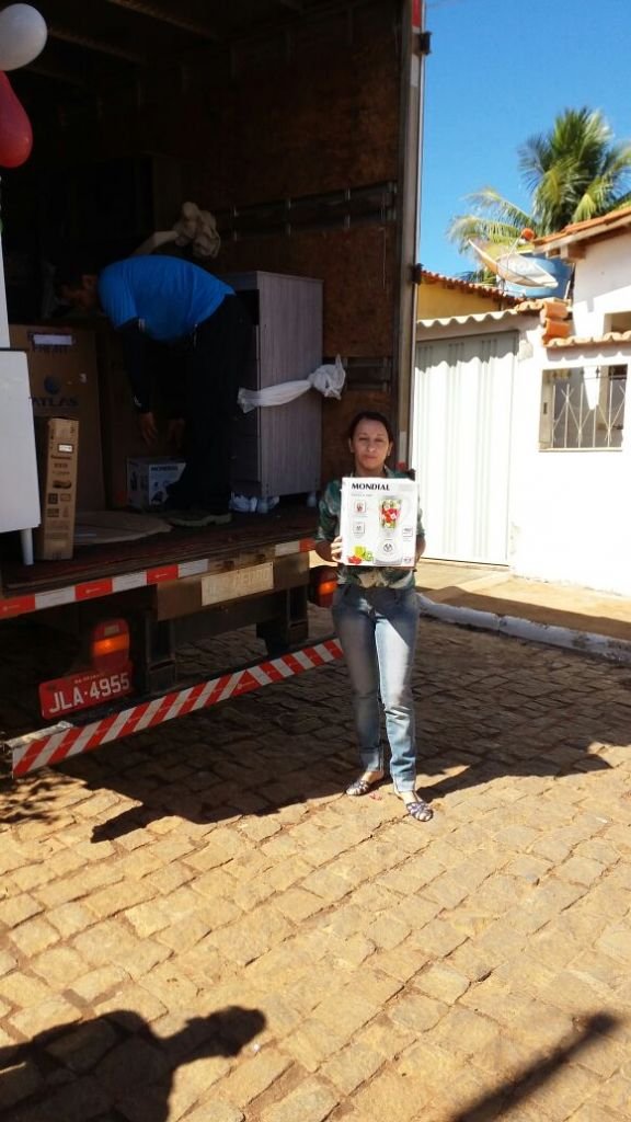 Selma Azevedo recebe em casa os seus prêmios - sorteados no final da campanha Show de Prêmios CDL + Brumado 2017