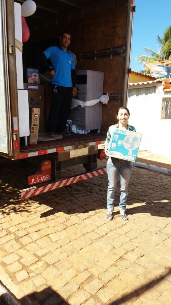 Selma Azevedo recebe em casa os seus prêmios - sorteados no final da campanha Show de Prêmios CDL + Brumado 2017