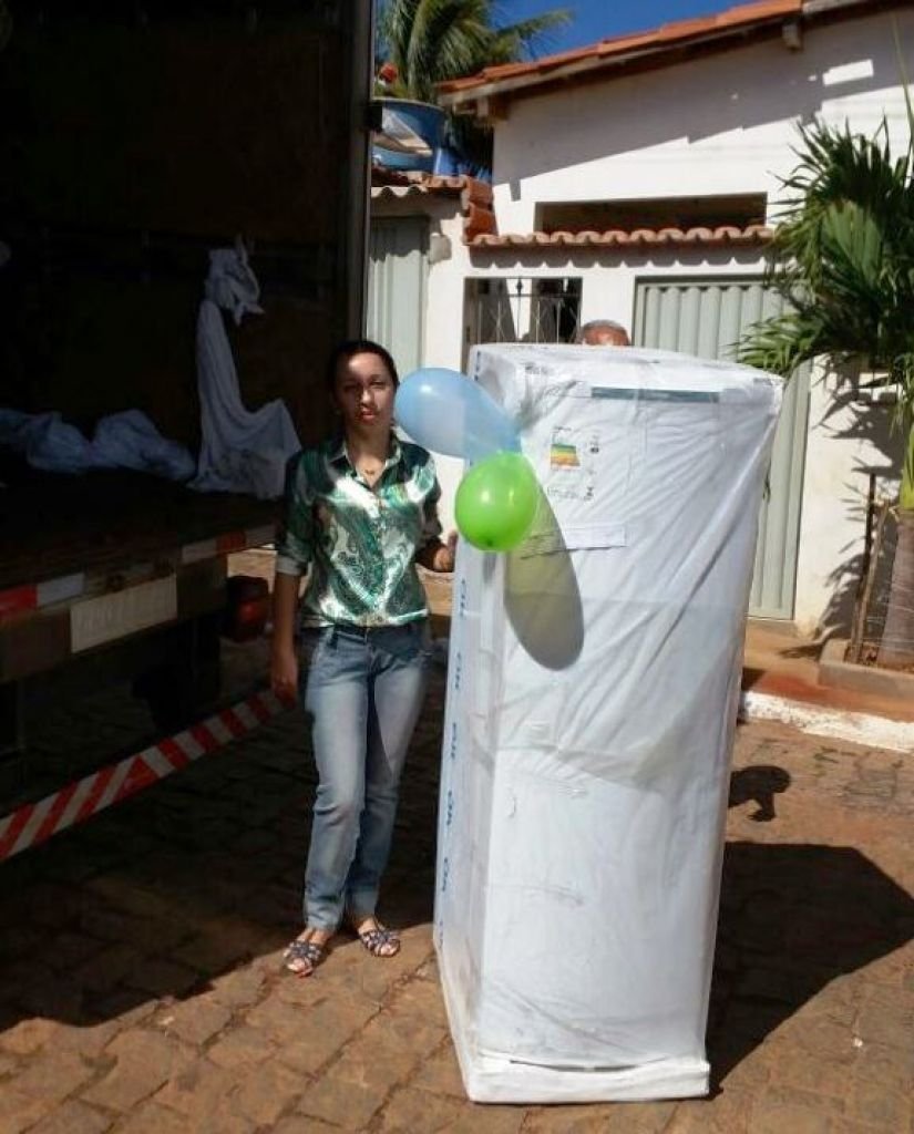 Selma Azevedo recebe em casa os seus prêmios - sorteados no final da campanha Show de Prêmios CDL + Brumado 2017