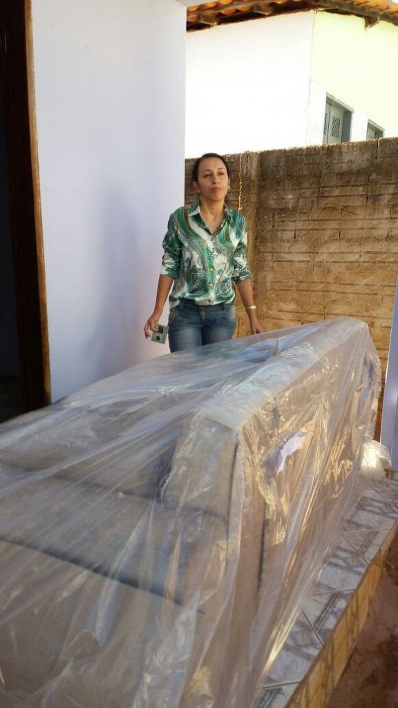 Selma Azevedo recebe em casa os seus prêmios - sorteados no final da campanha Show de Prêmios CDL + Brumado 2017