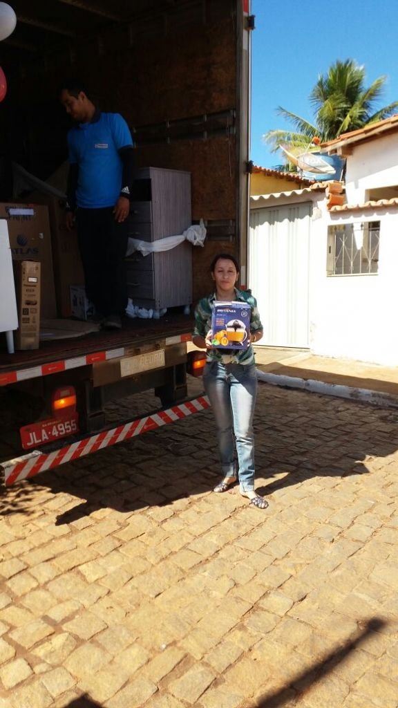 Selma Azevedo recebe em casa os seus prêmios - sorteados no final da campanha Show de Prêmios CDL + Brumado 2017