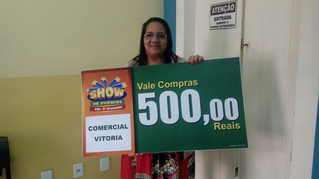 Ganhadores dos vale-compras que participaram da Campanha Show de Prêmios CDL + Brumado