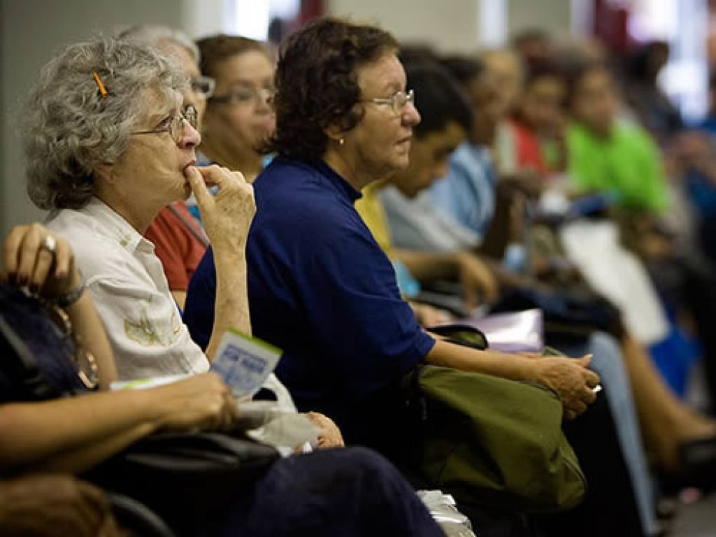 Idosos recebem alerta sobre R$ 7 bi parados do PIS/Pasep 