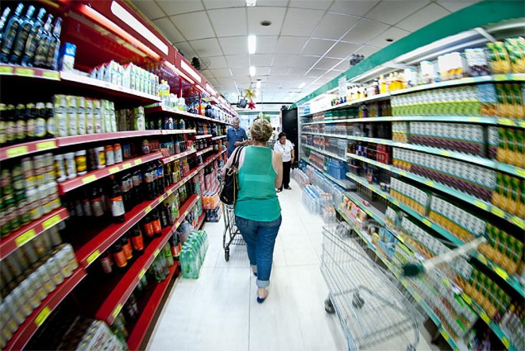 80% dos brasileiros pagam mais, mas não trocam de loja