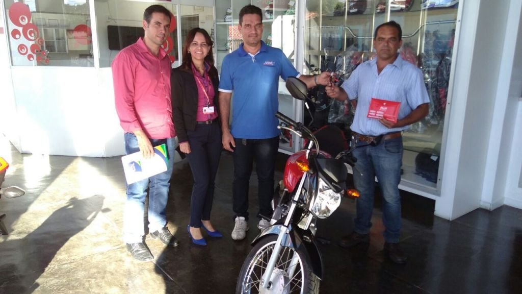 Entregue a motocicleta 0km ao sorteado na campanha Show de prêmios CDL + Brumado 2017